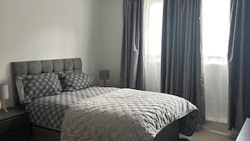 5 bedrooms, iron/ironing board, WiFi, bed sheets