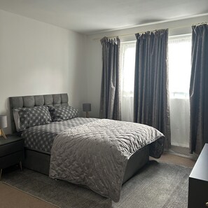 5 bedrooms, iron/ironing board, WiFi, bed sheets