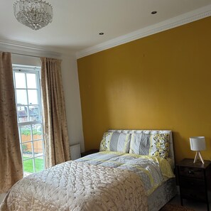 5 habitaciones, tabla de planchar con plancha, wifi y ropa de cama