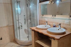 Dusche, Haartrockner, Bidet, Handtücher