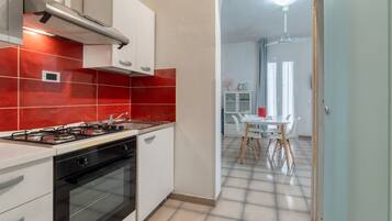 Fridge, oven, stovetop, coffee/tea maker