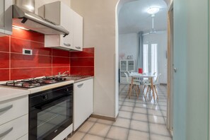 Fridge, oven, stovetop, coffee/tea maker