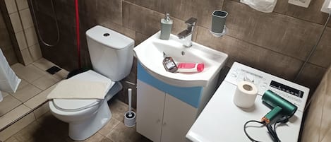 Dusj, hårføner, håndklær og såpe