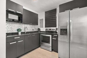 冷蔵庫、電子レンジ、オーブン、コンロ