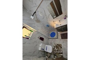 Serviettes fournies, papier toilette