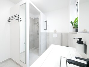 Dusche, Haartrockner, Handtücher, Seife