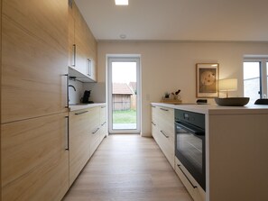 Ovn, kokeplater og oppvaskmaskin