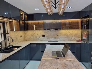 Fridge, microwave, oven, electric kettle - Rare 2bed Luxury guest house with private garden and pool table close to airport (Lagos)