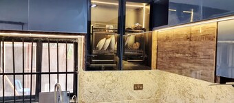 Luxury 1‑bed guest house and private garden close to airport and markets