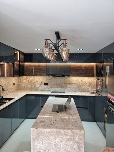 Rare 2bed Luxury guest house with private garden and pool table close to airport