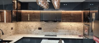 Rare 2bed Luxury guest house with private garden and pool table close to airport