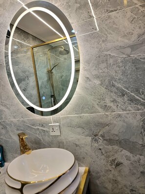 Douche, sèche-cheveux, serviettes fournies, savon