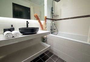Dusche, Haartrockner, Bidet, Handtücher