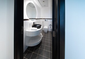 Regadera, secadora de cabello, bidet, toallas 