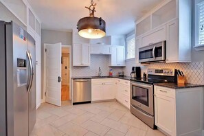 Fridge, microwave, oven, stovetop - Blue Magnolia | Perfect for Large Groups (Charleston)