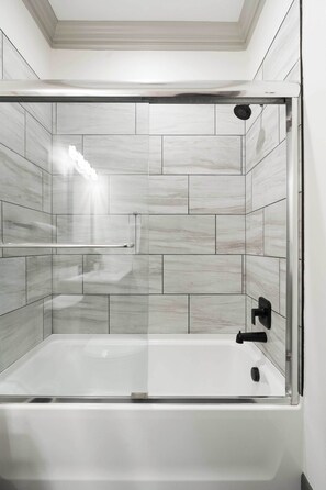 Dusche, Haartrockner, Handtücher, Shampoo