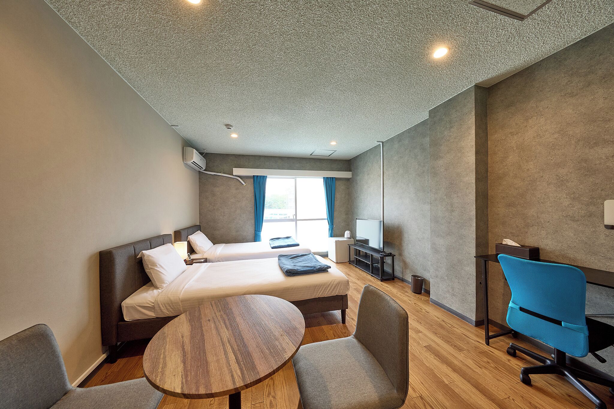 Twin Room, Non Smoking | Peti besi dalam bilik, meja, langsir/tirai gelap terus, Wi-fi percuma 