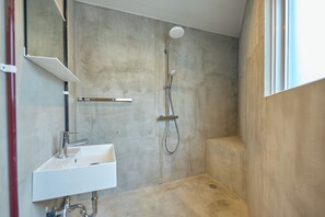 Habitación superior con 2 camas individuales, no fumadores | Baño | Artículos de higiene personal gratuitos, secador de pelo y toallas