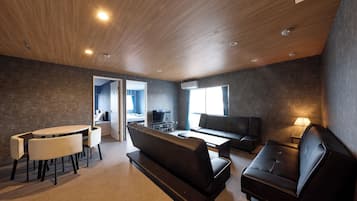 Family Room | In-room safe, desk, blackout curtains, free WiFi