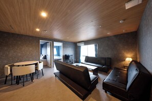 Habitación familiar | Caja de seguridad en la habitación, escritorio y cortinas blackout 