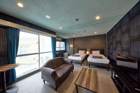 Caja de seguridad en la habitación, escritorio y cortinas blackout