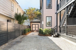 Property grounds - Chic Downtown House w. Outdoor Patio, Bikes (Charleston)