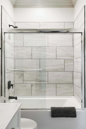 Douche, sèche-cheveux, serviettes fournies, shampoing