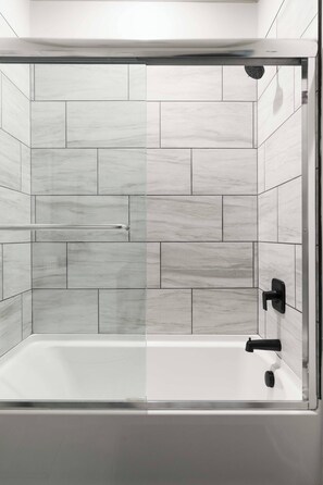 Dusche, Haartrockner, Handtücher, Shampoo