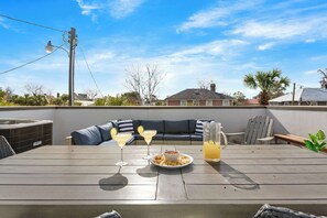 Outdoor dining - 4bd House Downtown w. Rooftop Terrace + Parking (Charleston)