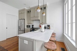 冷蔵庫、電子レンジ、オーブン、コンロ