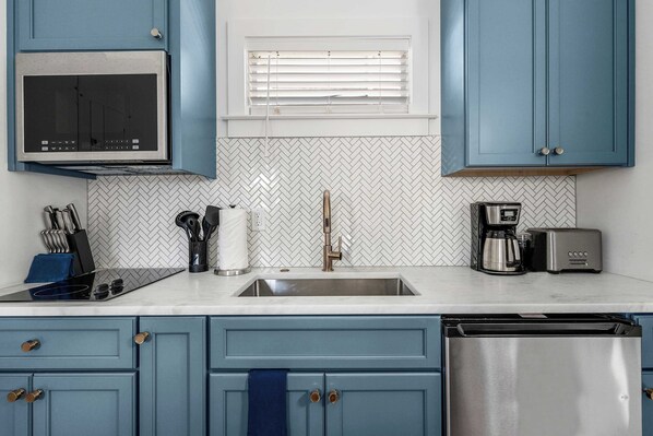 Fridge, microwave, stovetop, dishwasher