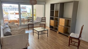 A living room with a sofa, chairs, a coffee table, and a bookshelf. - Family housing - Lyon 6e/Villeurbanne - Charpennes (Villeurbanne)