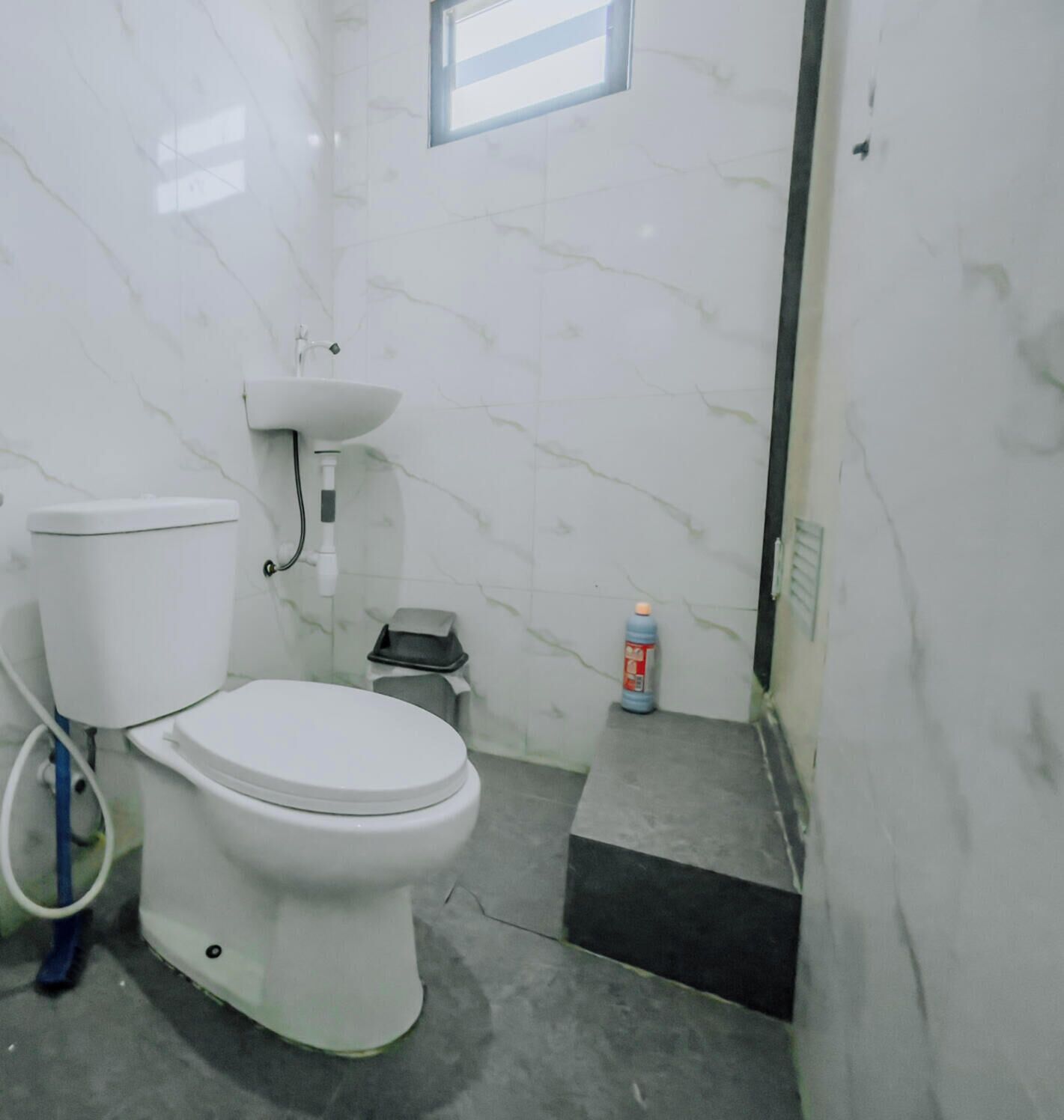 Chaumière familiale, vue sur le jardin | Salle de bain | Douche, serviettes fournies, savon, shampooing