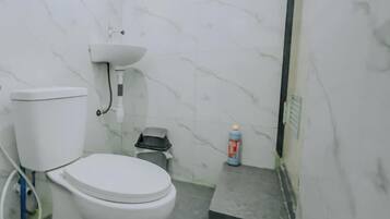 Chaumière familiale, vue sur le jardin | Salle de bain | Douche, serviettes fournies, savon, shampooing