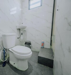 Familie cottage, uitzicht op tuin | Badkamer | Een douche, handdoeken, zeep, shampoo