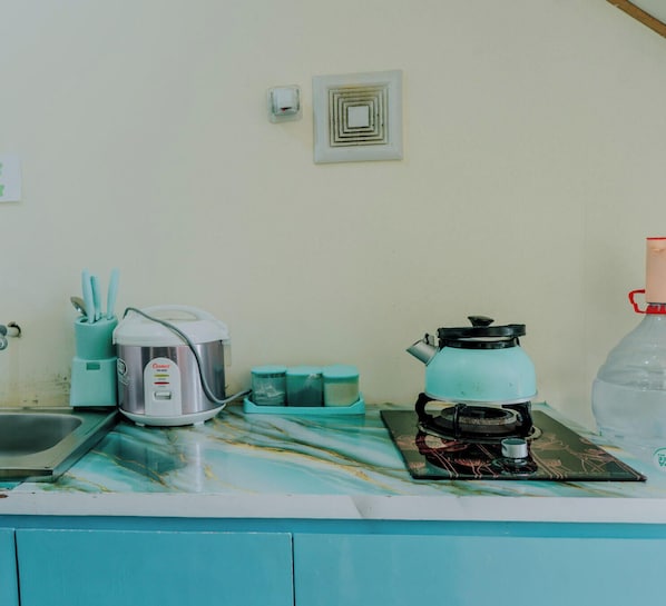 Vila, vista para o jardim | Cozinha privada | Talheres/pratos/utensílios de cozinha