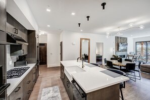 冷蔵庫、電子レンジ、オーブン、コンロ