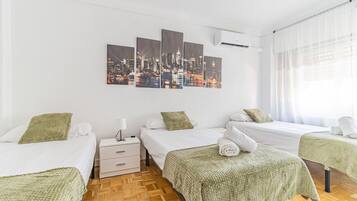 4 bedrooms, iron/ironing board, WiFi, bed sheets