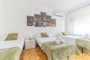 4 slaapkamers, een strijkplank/strijkijzer, wifi, beddengoed