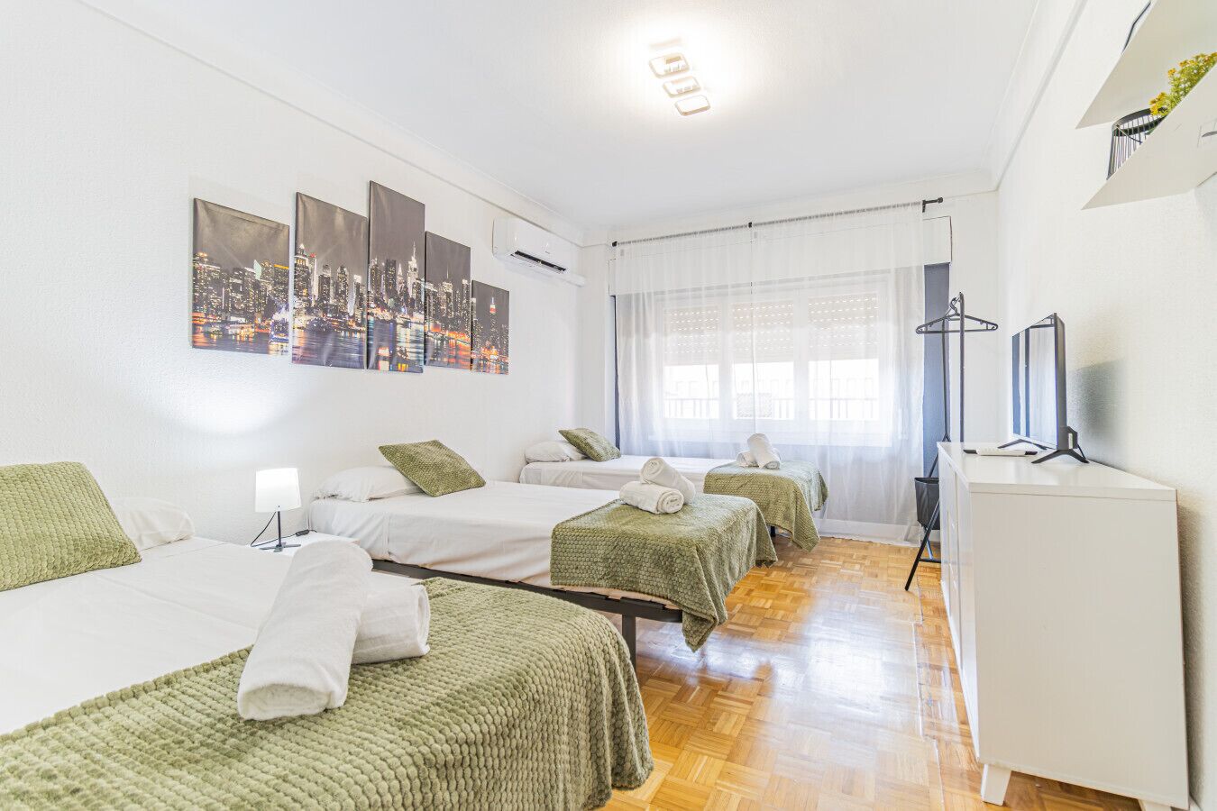 4 bedrooms, iron/ironing board, WiFi, bed sheets