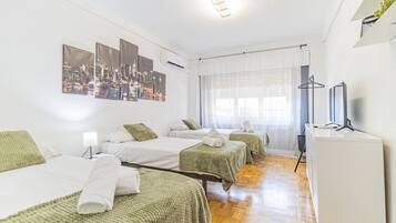 4 bedrooms, iron/ironing board, WiFi, bed sheets