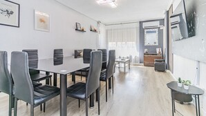 A modern meeting room with a glass table, black leather chairs, and a large mirror on the wall. - Your Large Family Apartment in Zaragoza (Zaragoza)