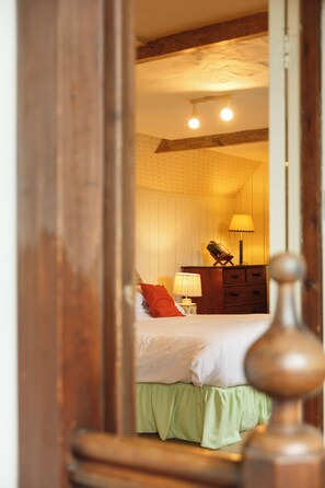 10 bedrooms, iron/ironing board, Internet, bed sheets