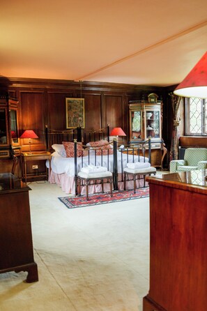 10 bedrooms, iron/ironing board, Internet, bed sheets