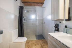 Shower, hair dryer, towels - Rural House 'El Jardín De Sara' with Mountain Views, Wi-Fi, and Air Conditioning (Albudeite)