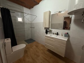 Suihku, hiustenkuivaaja, pyyhkeet