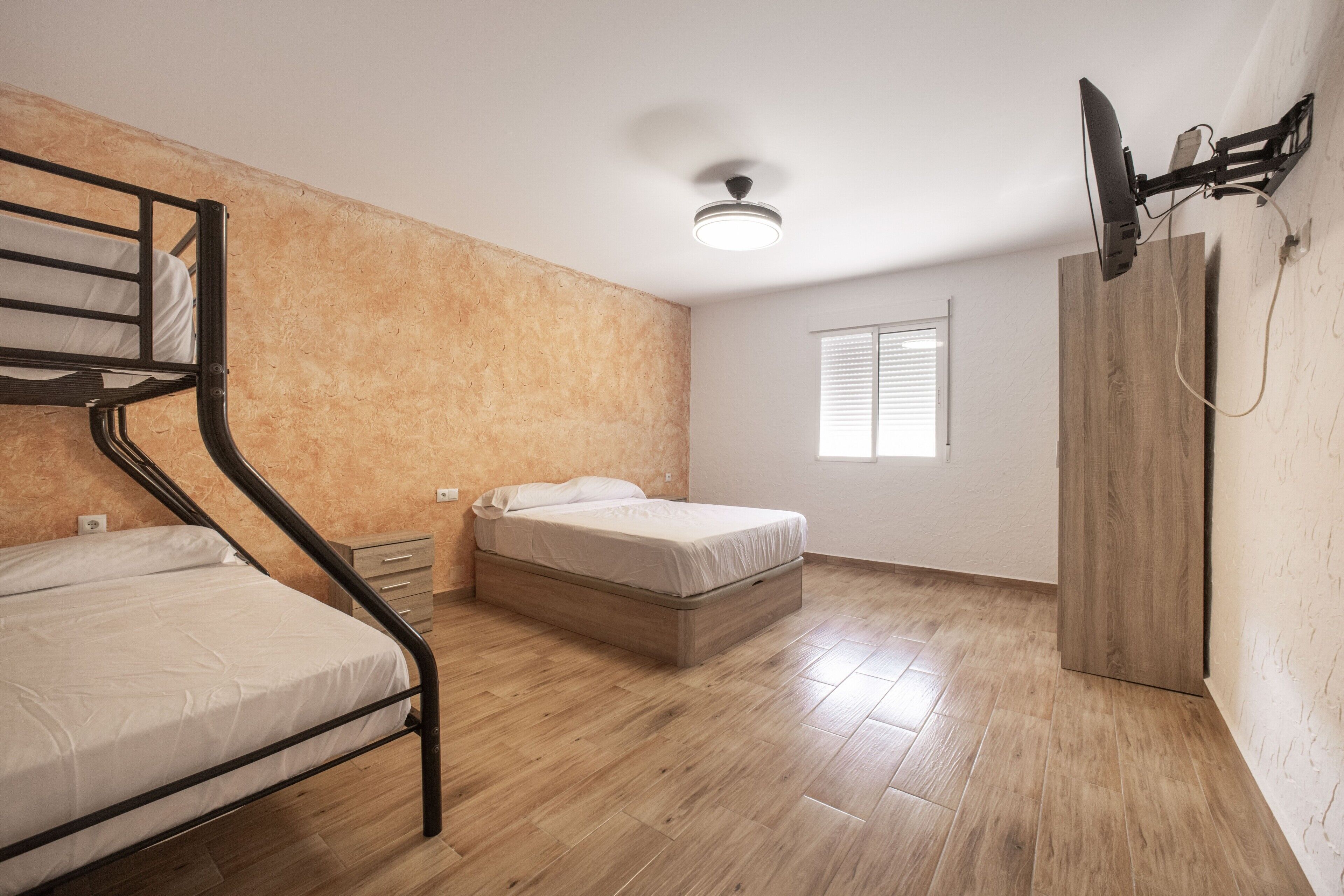 3 bedrooms, WiFi, bed sheets