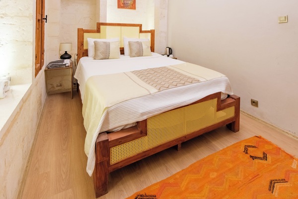 Premium bedding, minibar, desk, WiFi (free)