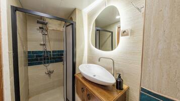 Standard Oda, Bahce Manzarali - 104 | Badezimmer | Dusche, Haartrockner, Hausschuhe, Bidet