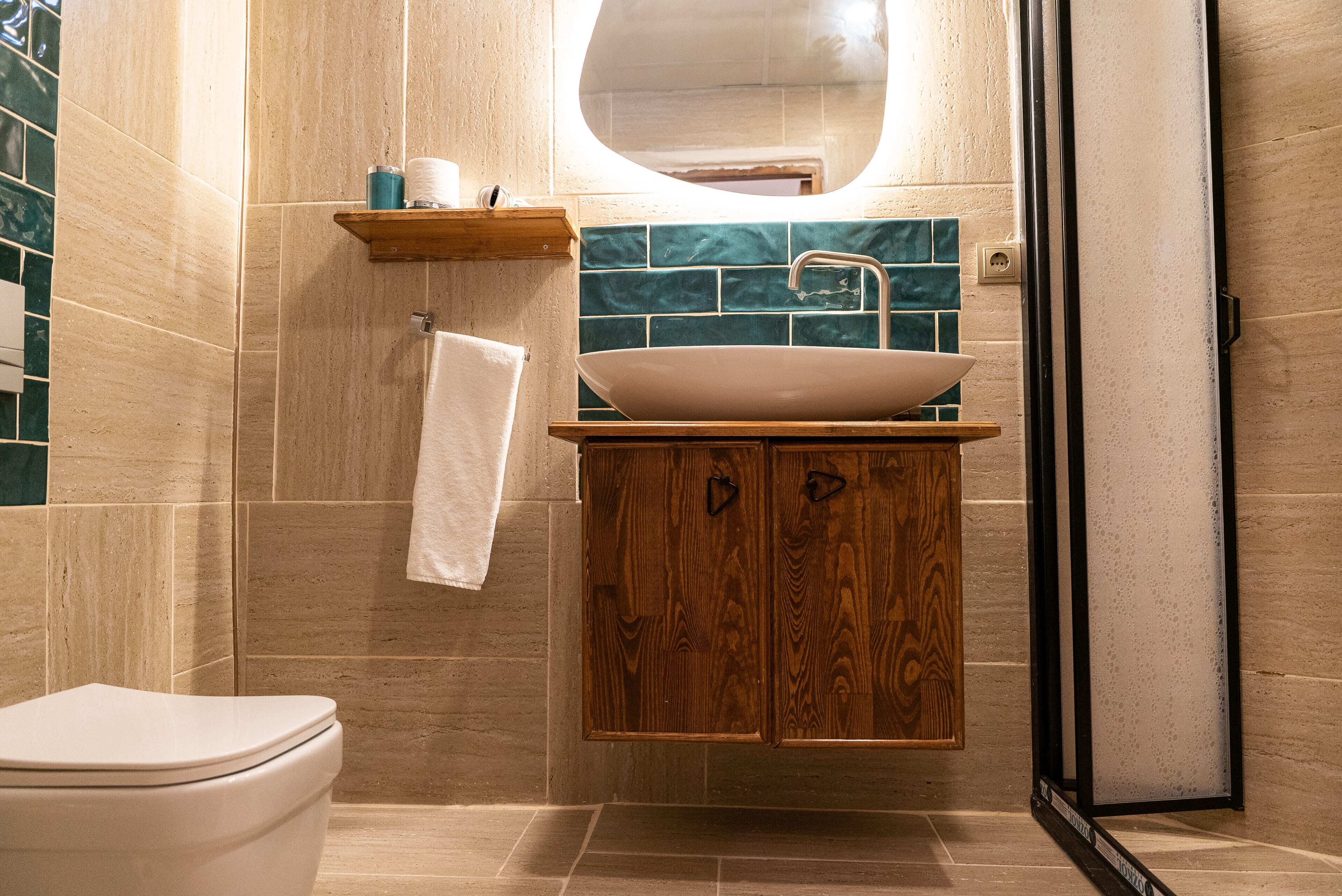Deluxe kamer | Badkamer | Een douche, een haardroger, pantoffels, handdoeken